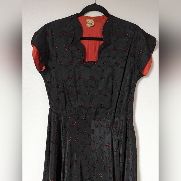 1950s gorgeous black and red taffeta scalloped dress - Picture 3 of 9